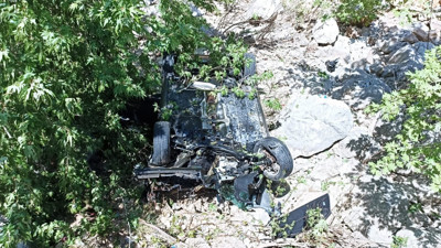 Uçurumdan yuvarlanan araçtaki 3 kişi yaralandı