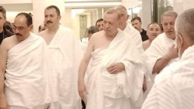 Erdoğan Suudi Arabistan'a gitmişken bakanlarla umre yaptı