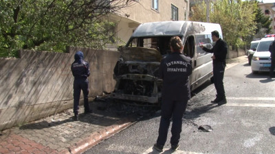 Park halindeki servis minibüsü alev alev yandı