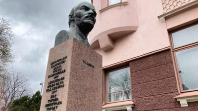 Lenin'i çöpe attılar