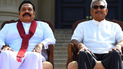Ekonomik krizle mücadele eden Sri Lanka'da Devlet Başkanı, kardeşi olan başbakanı görevden aldı