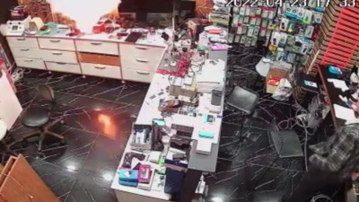 Cep telefonu bir anda alev aldı