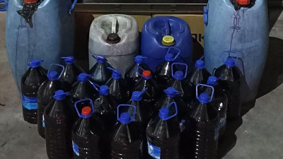 Denizli’de litrelerce kaçak alkolü satamadan suçüstü yakalandılar