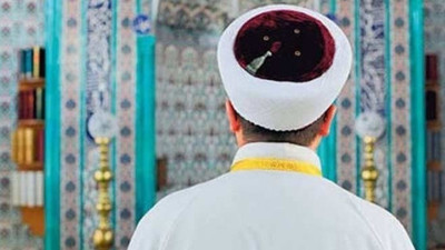 İmamdan ilginç savunma. Mercedes'ini avluya çekti tepki geldi