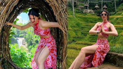 Burcu Özberk, dekolteden vazgeçmiyor.