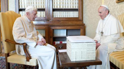 Vatikan'da papaların savaşı