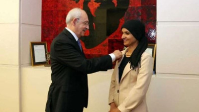 MHP'den istifa edip CHP'ye katıldı. Rozetini Kılıçdaroğlu taktı