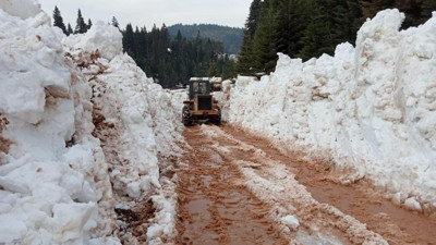 Nisan ayının son günü yayla yolları kardan temizlendi