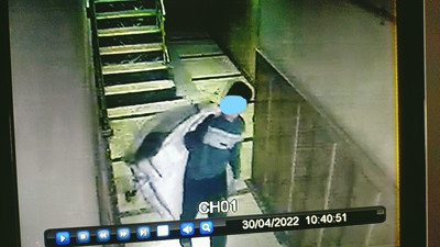 Seyyar satıcının kitaplarını çaldılar