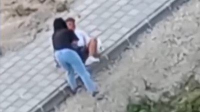 Genç kız kendine hakim olamadı. Sokak ortasında yaptıkları pes dedirtti