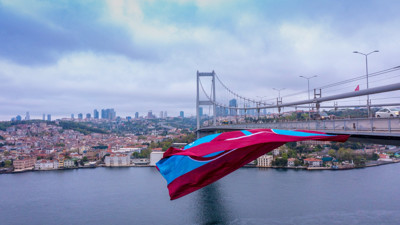 Dev Trabzonspor bayrağı 15 Temmuz Şehitler Köprüsü’ne asıldı