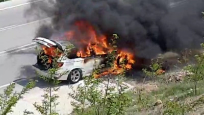 Seyir halindeki otomobil alev alev yandı