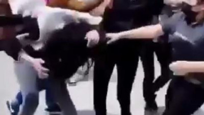 Liseli kızların kavgasını erkekler ayıramadı tekmeler yumruklar havada uçuştu