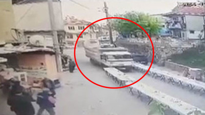 Freni boşalan kamyon iftar masalarının arasına daldı