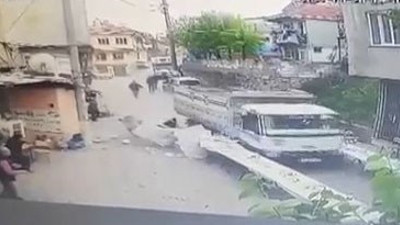 Freni boşalan kamyonet iftar sofrasına daldı. Korku dolu anlar kamerada