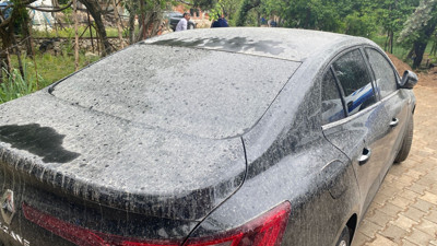 Antalya çamura bulandı. Toz taşınması nedeniyle yağmurla çamur yağdı