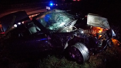 Bariyerleri kıran otomobil yamaca savruldu: 2 yaralı