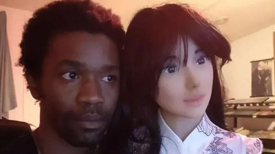 Seks oyuncağıyla ilişki yaşayan adam: Cinsel hayatımız harika