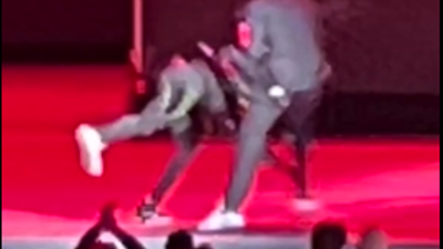 Ünlü komedyen gösteri sırasında saldırıya uğradı. O anlar saniye saniye kameralara yansıdı