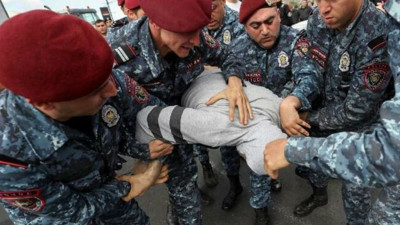 Ermenistan’da hükümet karşıtı protestolar sertleşiyor