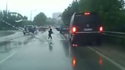 Mucize kurtuluş. Önündeki araca çarpmamak için manevra yaptı çocuk arabadan düştü. O anlar görüntülendi