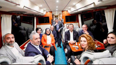 Hava dönünce eski yandaş gazeteciler Ekrem İmamoğlu'nun otobüsüne doldular