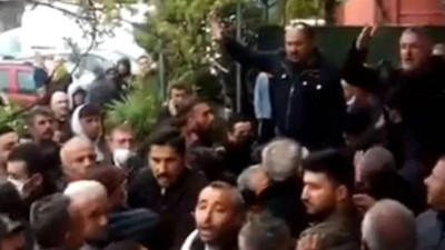 Mahalleliden AKP'li başkana sert tepki: Bayramlaşma için geldi, terk etmek zorunda kaldı