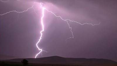 Sivas'ta üzerine yıldırım düşen kişi öldü