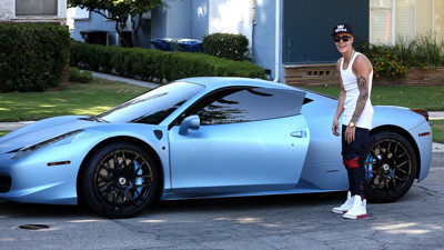 Ünlü şarkıcıya şok. Lüks aracını boyadı, kara listeye alındı