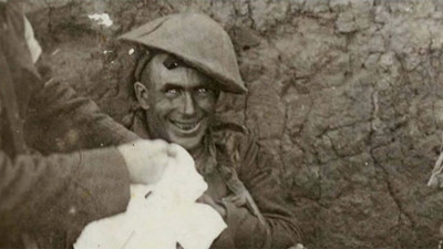 Cephedeki askerlerin gördükleri olaylar sebebiyle sergiledikleri tuhaf mimikler