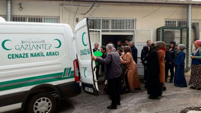 Tamir için çıktığı elektrik direğinde akıma kapılıp öldü