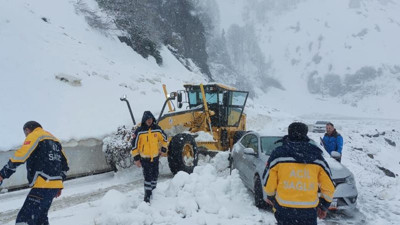 Mayıs'taki kar, köy yollarını kapattı