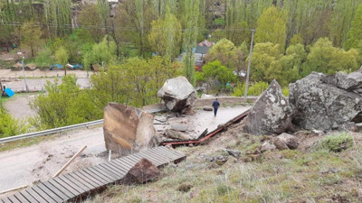 Dev kayalar yolu trafiğe kapattı