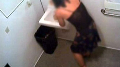 İstanbul'da ünlü bankada gizli kamera tuzağı. Kadınlar tuvaletine yerleştirmiş