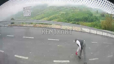 Hızla gidiyordu, birden frene bastı, indi ve aldı... Helal olsun sana