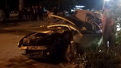 Antalya'da otomobil su tankerine çarptı: 1 ölü, 2 yaralı