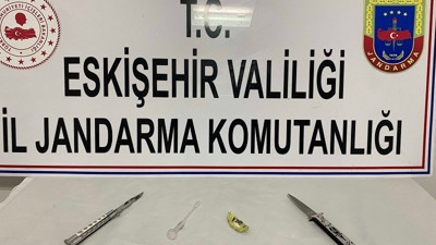 Şüphe üzerine durdurulan araçtan kesici alet ve uyuşturucu çıktı