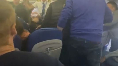 Uçakta yumruklar konuştu. Pilot direksiyonu bırakıp araya girdi. Havada büyük panik
