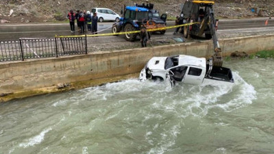 Kamyonet dereye uçtu: 2 ölü, 3 yaralı
