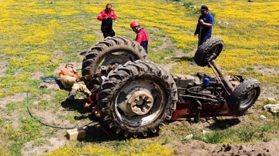 Traktör uçuruma yuvarlandı: 1 ölü, 1 yaralı