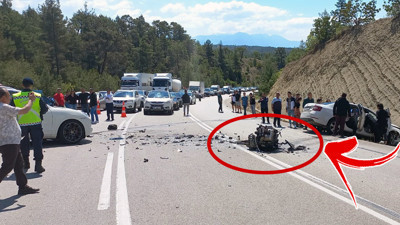 Ciple çarpışan otomobilin motoru yola savruldu! Sürücüsü sıkıştı…