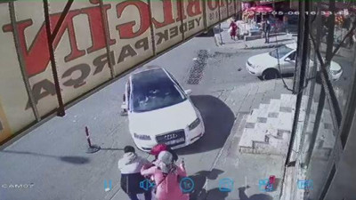 Ters yola girdi biri bebek üç kişiyi ezdi. Akıl almaz kaza güvenlik kamerasında