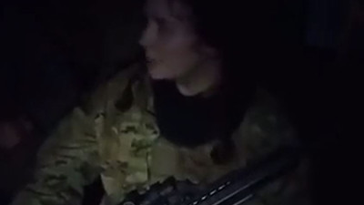 Ukraynalı kadın savaşçının sığınakta söylediği yanık türkü. Ülkesini savunmaktan kaçan Araplar ve Afganlar siz de izleyin