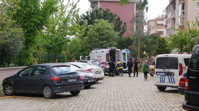 Yaşlı adam ikinci kattan beton zemine düştü