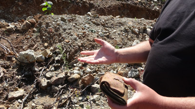 20 yıllık cüzdanın sırrı ortaya çıktı. Toprağı kazarken kazmanın ucuna takıldı