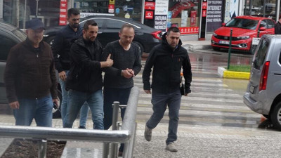 Eşini eşarpla boğmaya çalıştı, üç harflileri suçladı. Hakim bu savunmayı dinledi zanlıyı tutuklayıp, cezaevine gönderdi