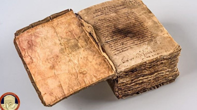 Nostradamus'un kehanetlerinin olduğu kitap ortaya çıktı. Sırlarla dolu el yazması kitap çalınmıştı