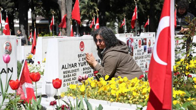 Anneler Günün'de şehitliğe koştular. Üzülme Annem, senin 82 Milyon evladın var