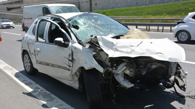 Otomobil, otobüs ile tırın arasına sıkıştı: 3 yaralı