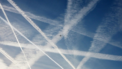 Uçakların arkasında bıraktığı beyaz iz nedir?